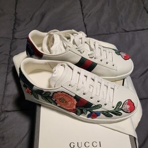 Sold‼️Gucci Ace Embroidered Flowers